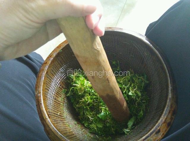 这个过程需要15分钟左右，方法是用膝盖处夹紧擂钵，双手不停的转圈擂。