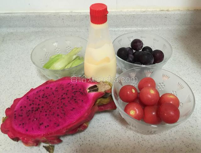 准备好所需食材，将圣女果洗净一切为二待用；