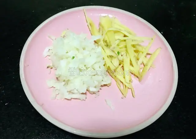 姜切丝，蒜切碎