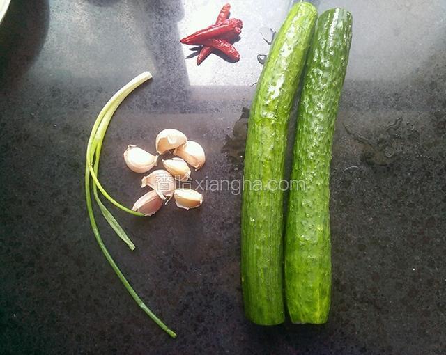 准备好两根黄瓜，四个小辣椒，两根葱