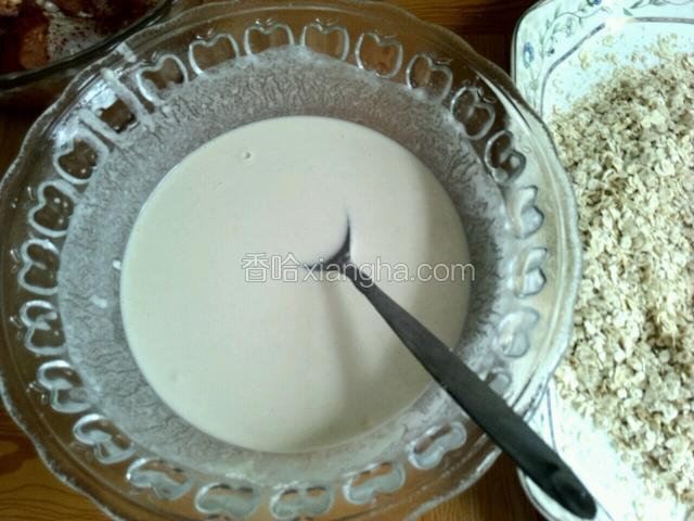 万能炸粉放入容器中，加入适量的水。
