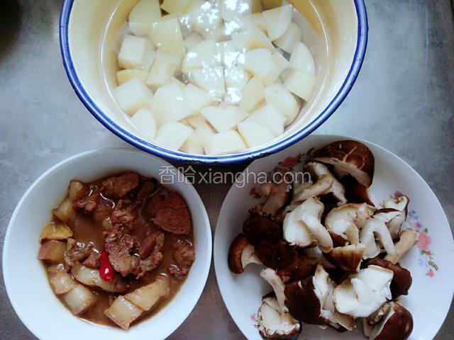准备食材，土豆去皮切块泡水里，香菇洗净去蒂一分为二，挤净水分，肉是用提前烧好的