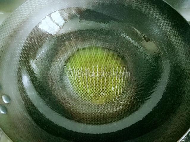 热锅凉油，锅内倒入适量的菜籽油，烧开关火，在倒入带水分的蔬菜时，最好先关火