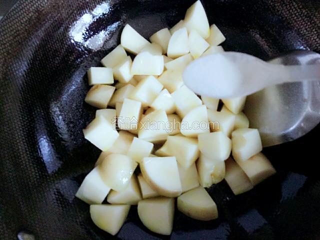 放入多半勺盐，因为土豆不好入味，先放盐入味