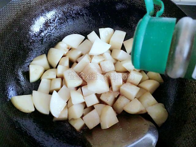 撒入十三香少许