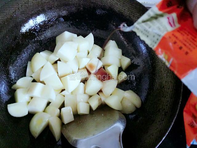 土豆稍入盐味后再倒一点生抽，也可比平时稍多一点