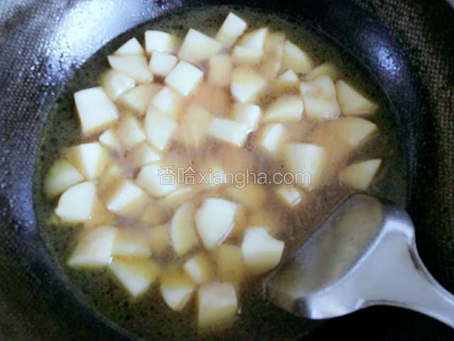 入味几分钟后，添加盖住土豆量的水，翻炒均匀后盖上盖，这个时候就等焖土豆了，中间多翻动几次以免粘锅