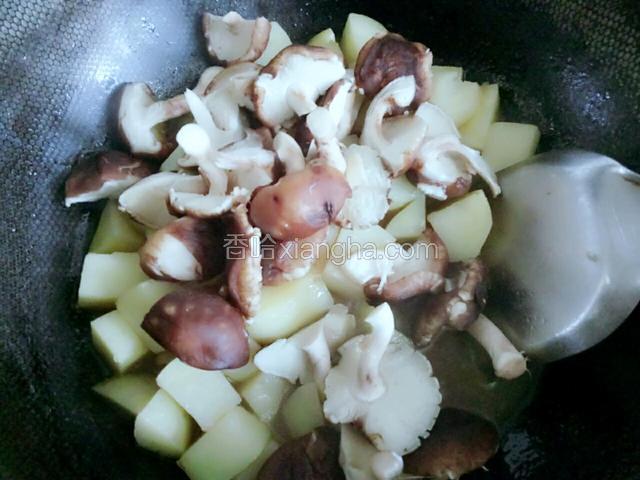 等土豆快熟的时候倒入香菇