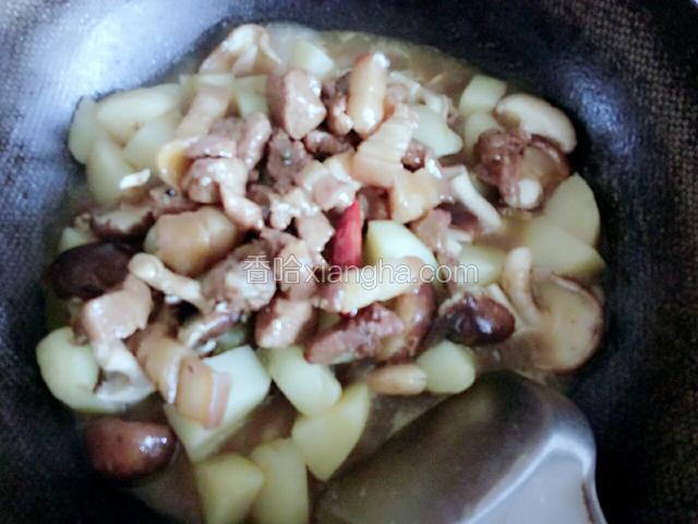 香菇烧几分钟后加入烧好的肉，翻炒均匀，再炖几分钟收收汁，让香菇也吸饱酱香味，这时候就可以了