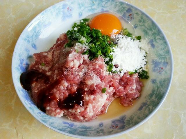 在猪肉末中加入盐，料酒，耗油，葱花，鸭蛋和玉米淀粉