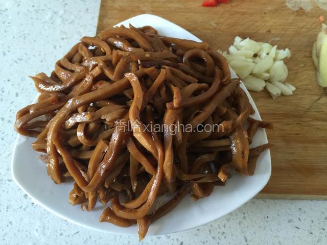 油豆腐丝是卤制好的成品