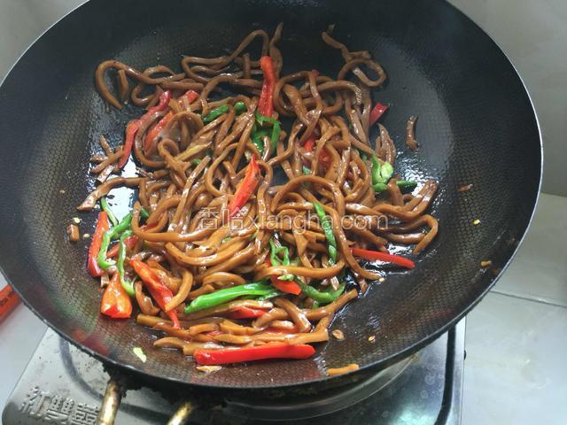 辣椒和豆腐丝一起下锅翻炒均匀