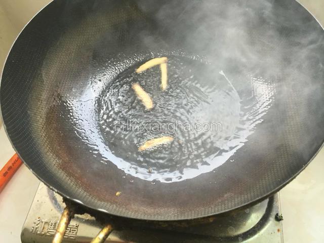 油热锅加生姜出香