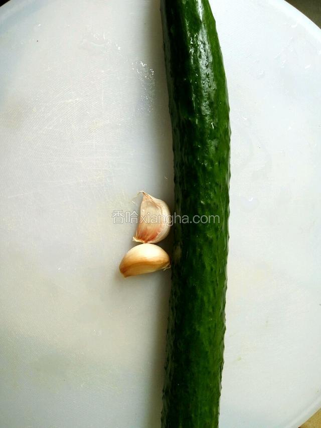 黄瓜一根洗净