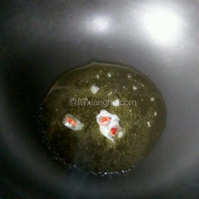 热油，放入大料炒出香味