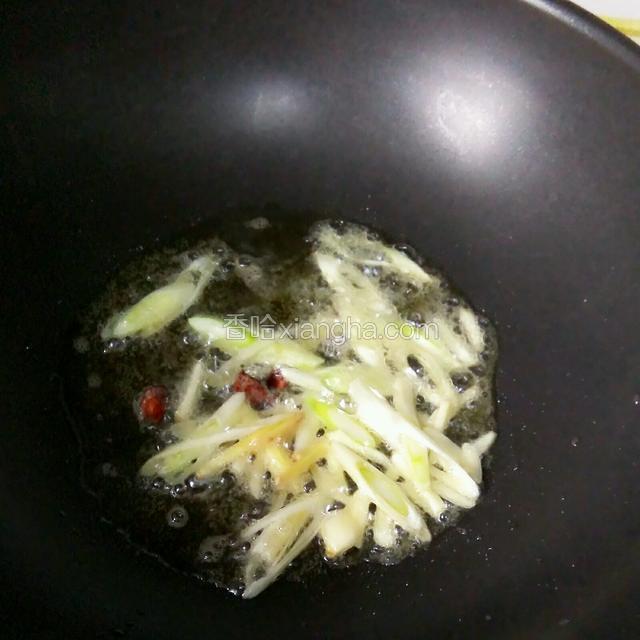 放入葱姜蒜爆炒