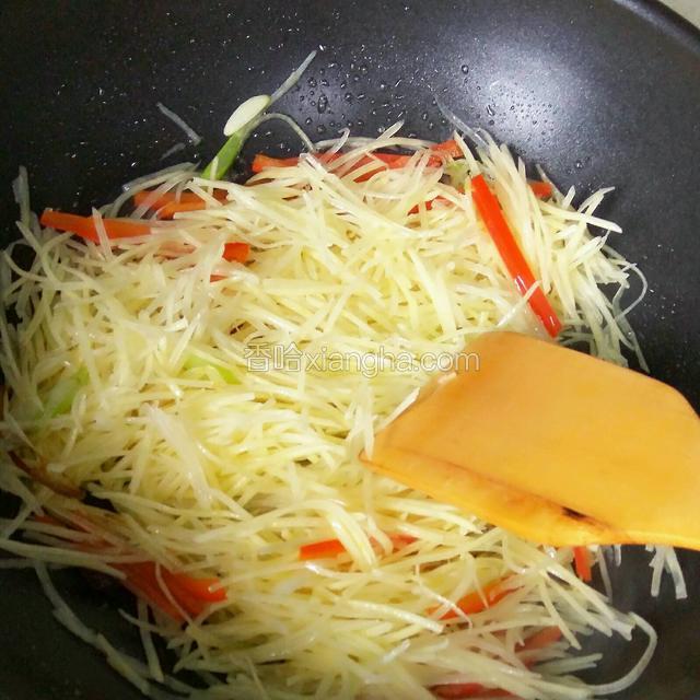接着放土豆丝翻炒几下