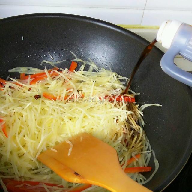 沿着锅壁淋入醋
