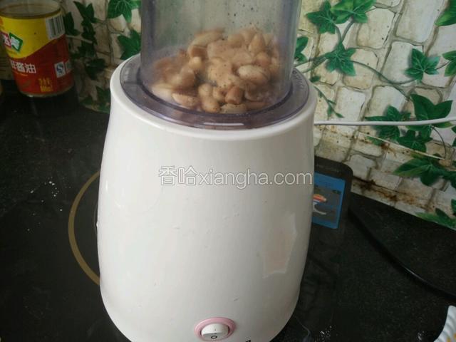 按干磨键把白糖和花生打成花生碎