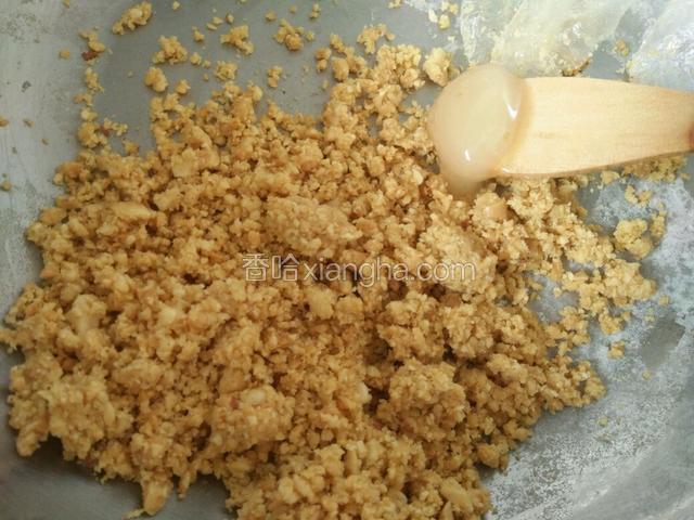 倒入花生油，放上蜂蜜。