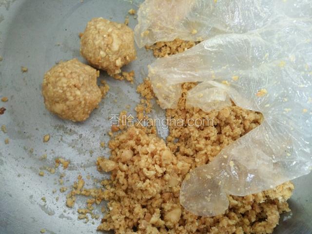 带上一次性手套，团成圆球
