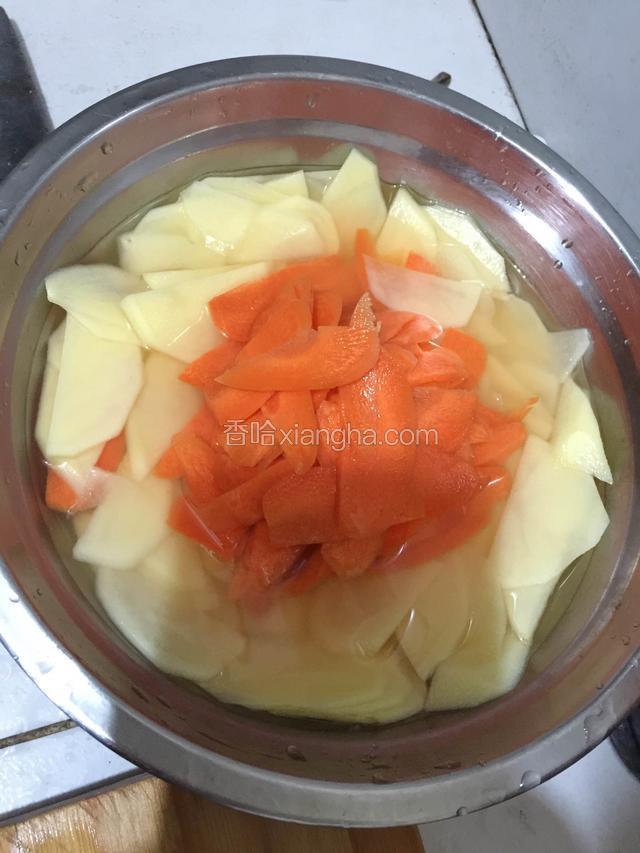 土豆和胡萝卜都切片.过水沥干