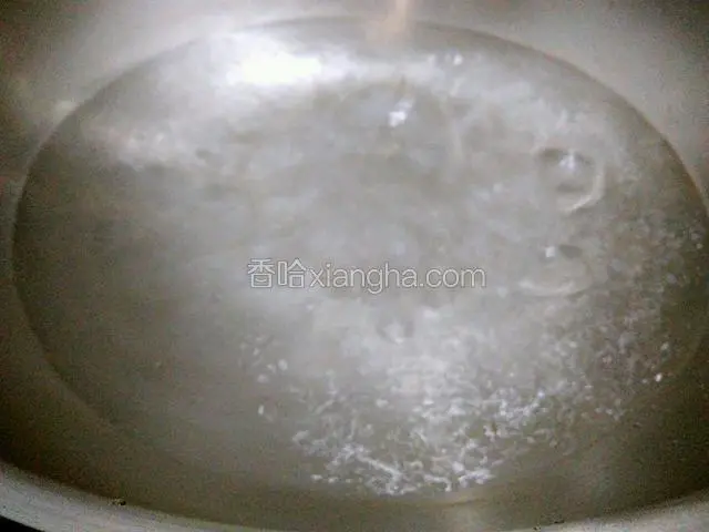 锅中加清水烧开。