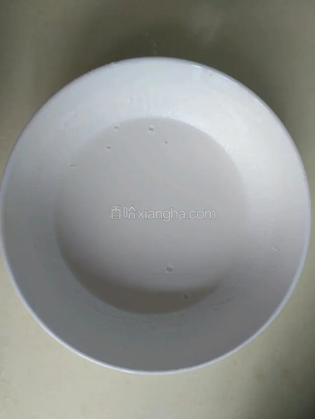 将主料及糖混合，加清水搅拌成糊状
