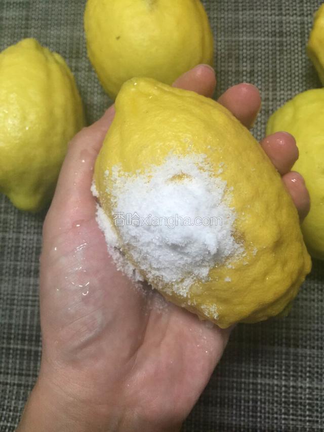 柠檬用盐搓洗冲干净