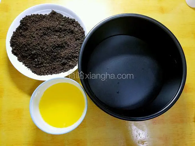首先准备一个8寸（活底磨具），把准备好的120g(约一天条）奥利奥饼干碾压成粉末状（可以装进袋子里用擀面杖），也可以用消化饼干，依据个人口味。把黄油隔水加热融化。