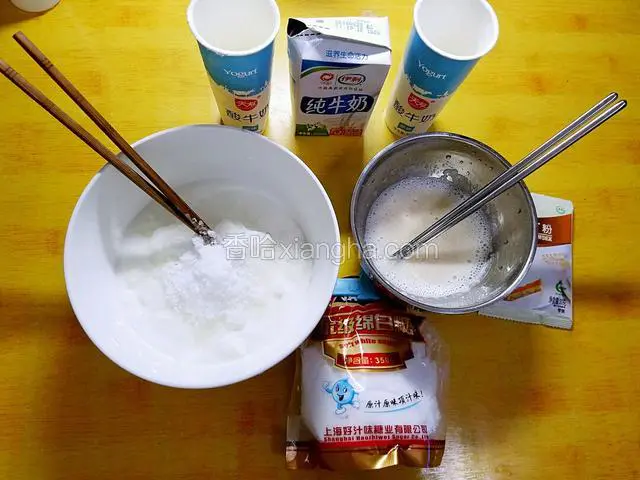 把准备好的300g酸奶倒入容器,加入40g左右的糖粉，进行搅拌，同时把15g吉利丁粉放置另外的容器中，然后倒入65g左右的牛奶进行搅拌，让其正常发胀（约五分钟左右）。