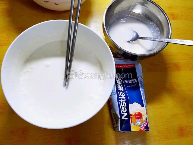 接着先要把发胀的吉利丁粉隔水加热融化，看不见粉粒为止，然后备用，。同时把300g淡奶油倒入一个大一点的容器中打发至七成，大概粘稠度跟酸奶差不多就可以了。