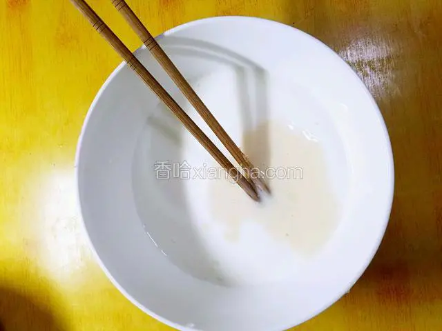 接着把已经融化好的吉利丁粉倒入搅拌好的酸奶中，再次进行搅拌均匀。