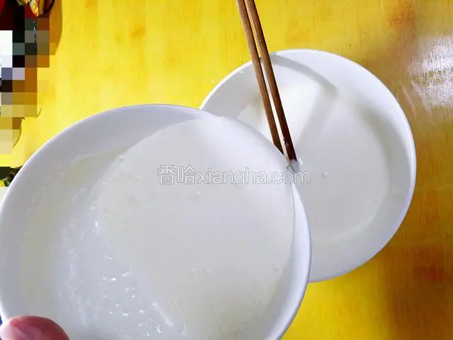 然后把打发好的奶油也倒入酸奶进行均匀搅拌。