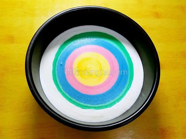 然后按照色彩顺序，倒入容器中，重点，倒入点一定要在中心上方，才能自然均匀的扩散，我的这个其实没有做好，就是在上色的量上没有把握好，扩散不到位。