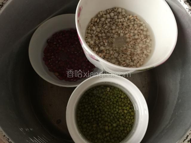 红豆绿豆薏米也是加水满过豆，各放2小块冰糖，放入电高压锅蒸30分钟