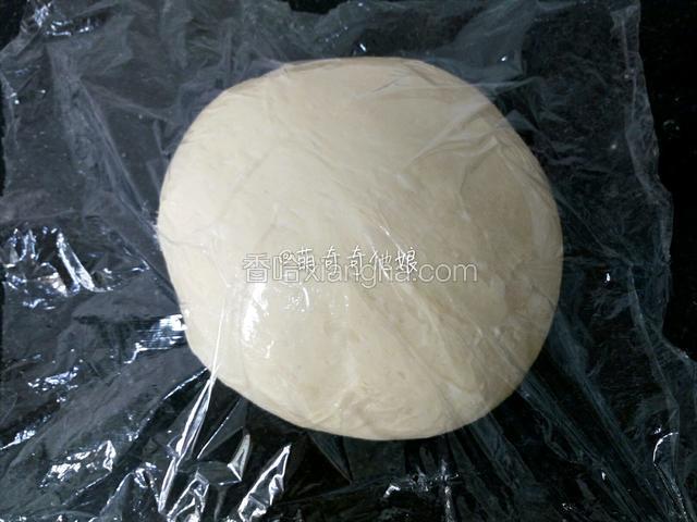 出膜后再大力揉搓几分钟后搓圆，盖保鲜膜松弛30分钟。揉搓是为了让面筋结构更紧实。