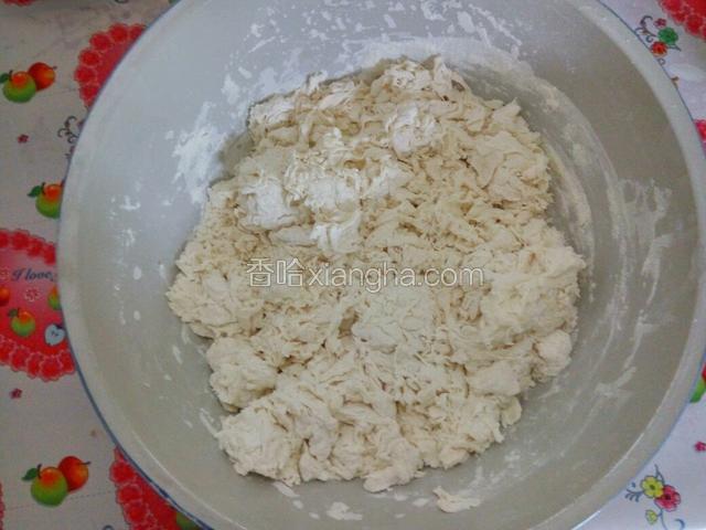300克面粉中加入3克酵母，一碗温水分次加入，用筷子搅成片状