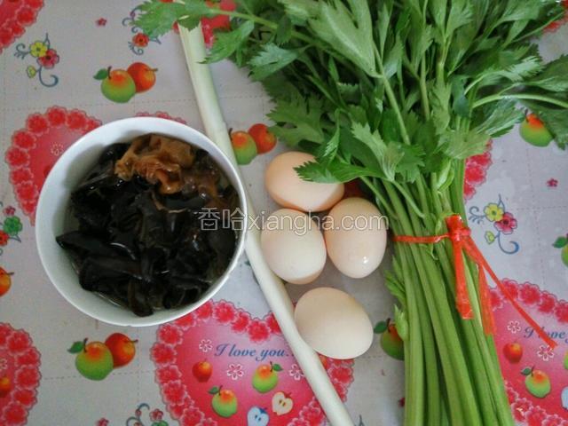 这个时间来准备馅:木耳提前泡发，芹菜鸡蛋大葱备好