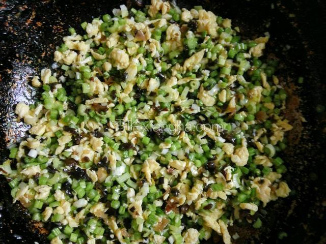 把芹菜 木耳 鸡蛋 大葱放一个盆里，加两勺花生油，10克盐，3克鸡粉顺时针搅拌均匀