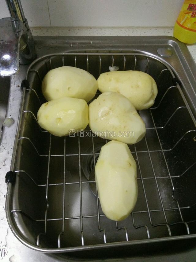 土豆削皮洗干净，待用