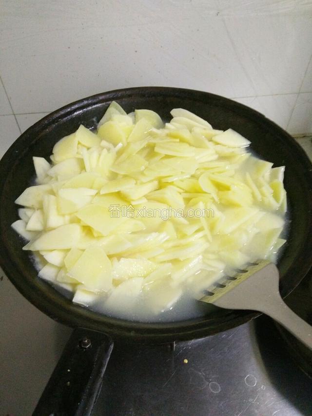 土豆切薄片放入锅中，注意水不要太多，刚好淹没土豆为宜