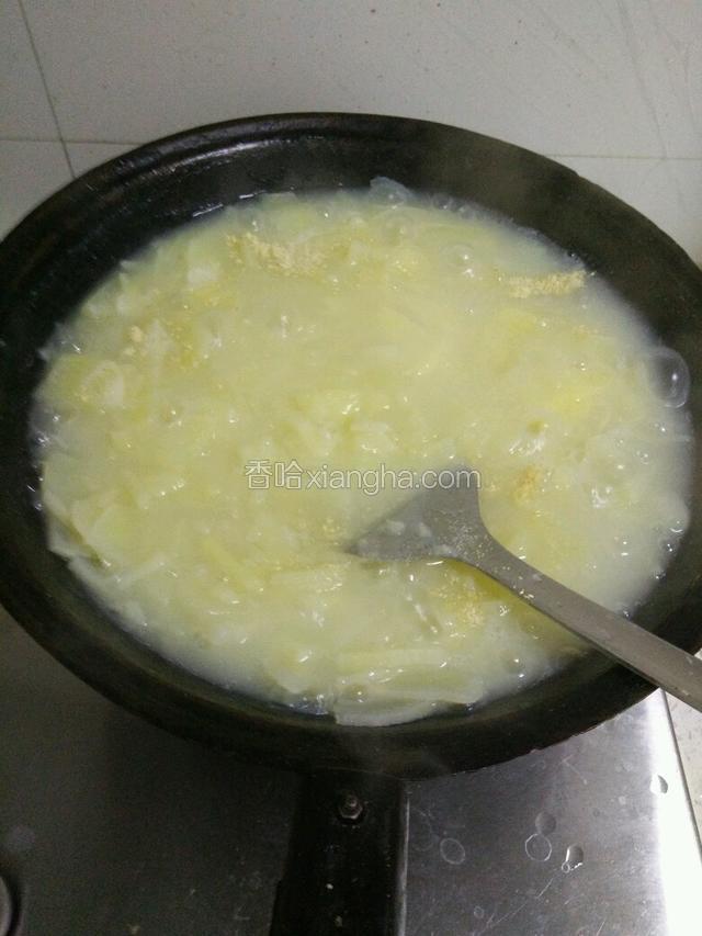 大火把土豆煮熟后搅拌使其融化，加入适量盐，生姜粉