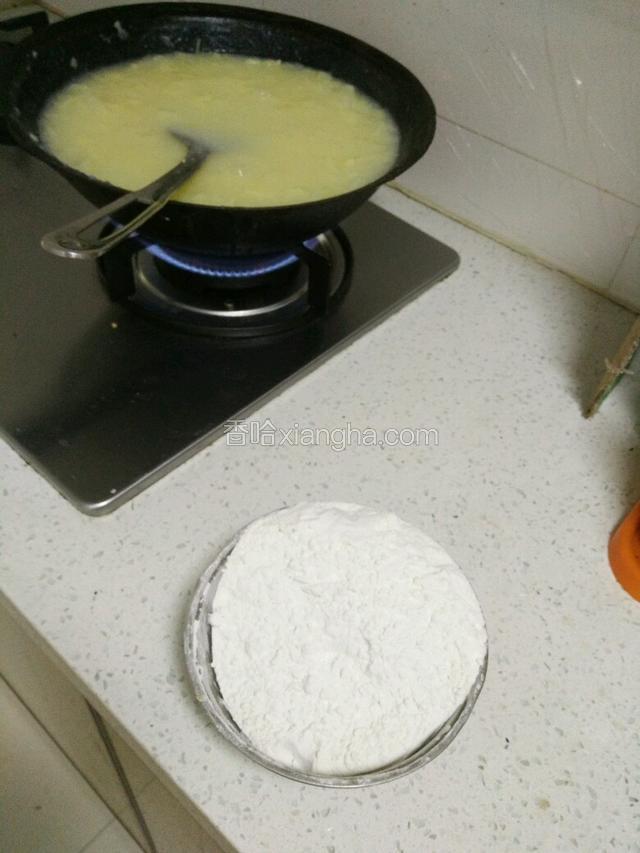 准备面粉，并不停地搅拌拌入面粉