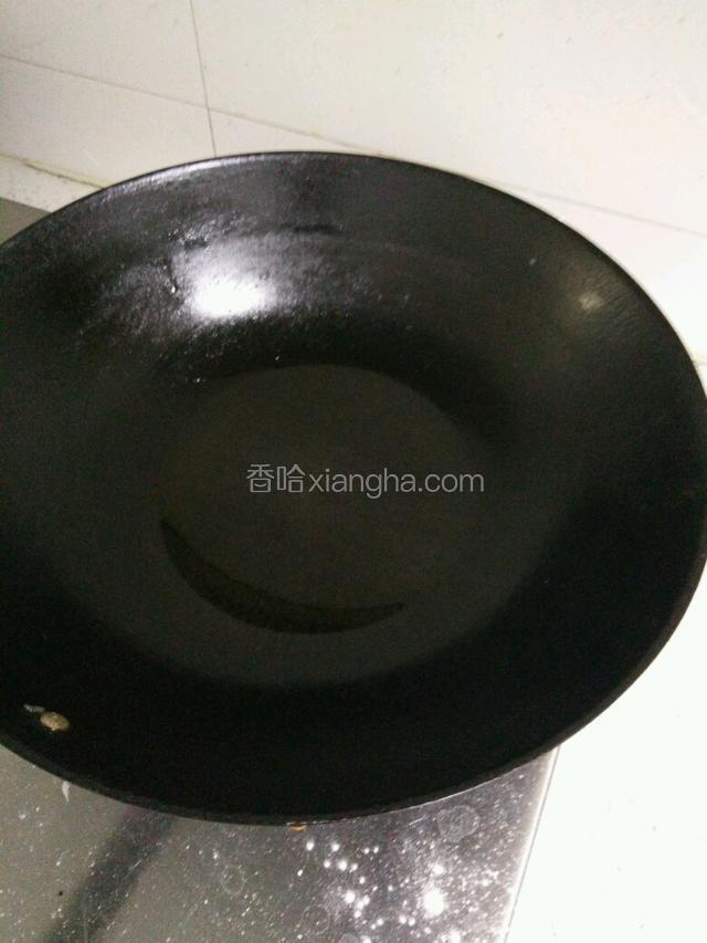 烧开少量熟油泼入刚出锅的搅团，搅拌均匀