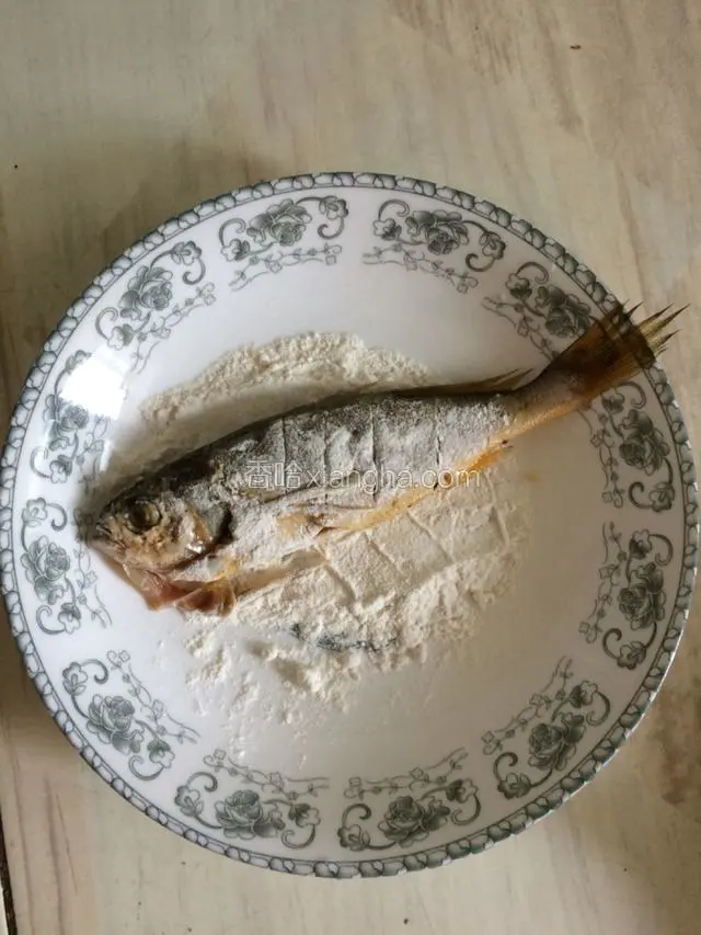 腌制好的鱼去掉腌料先两面裹上蛋液，再两面裹上面粉