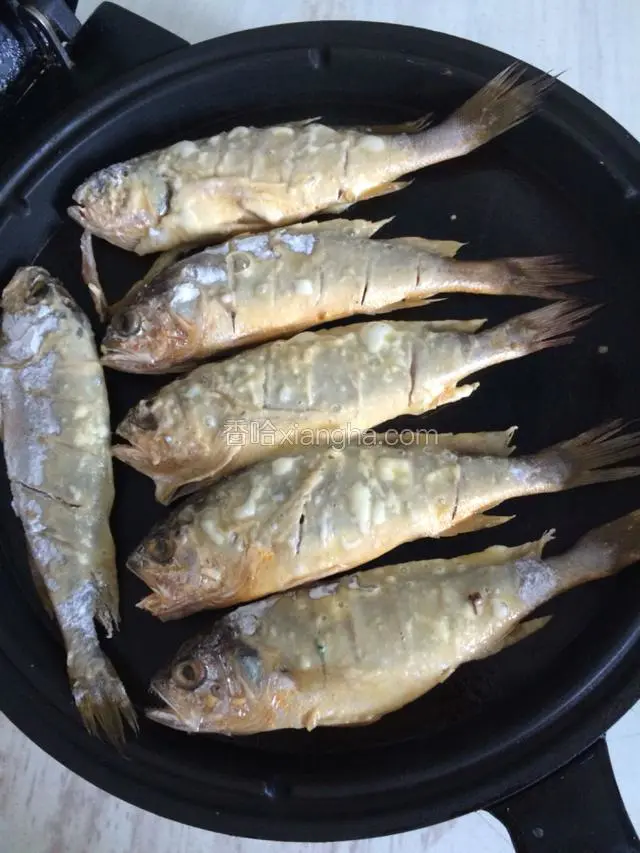 锅内刷油，煎制