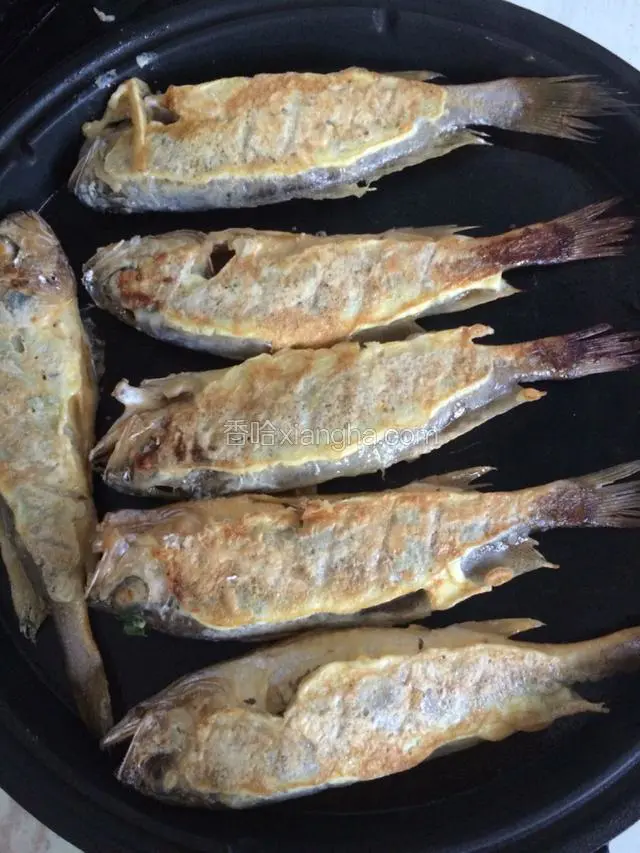 一面变黄后再翻面煎制，我用的电饼铛，盖上锅盖熟的很快，煎到两面金黄就可以了