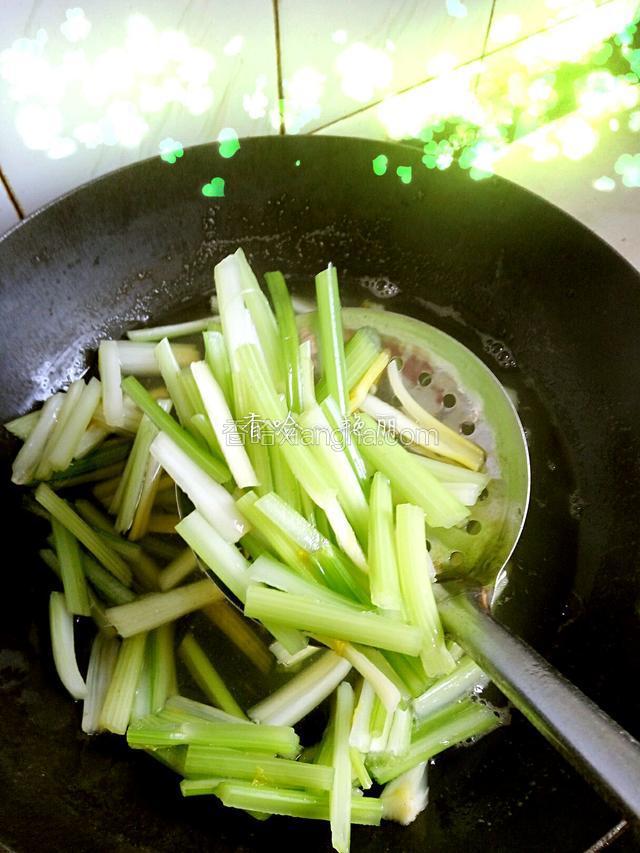 芹菜焯水后，用凉水漂过沥水备用（锅里可以加少量盐，这样颜色漂亮，也可以入味）