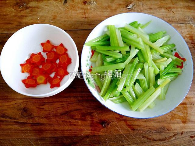 沥水后的红萝卜和芹菜分别加入适量的香油，花椒油，芥末油，蚝油，鸡精搅拌均匀！